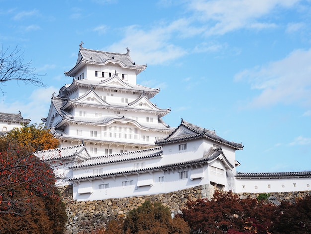 Castelo de Himeji na estação do outono, Japão.