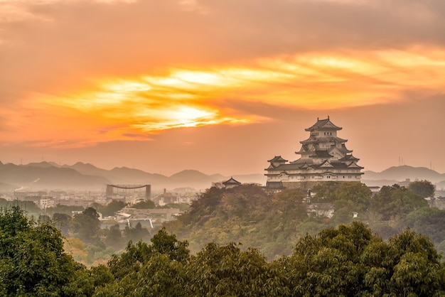 Castelo de Himeji no outono no Japão ao nascer do sol.