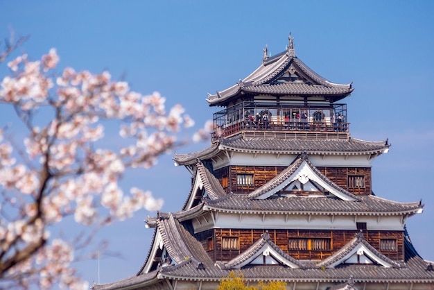 Castelo de Hiroshima durante a estação de flores de cerejeira