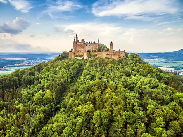 Castelo de Hohenzollern no topo da montanha na Alemanha