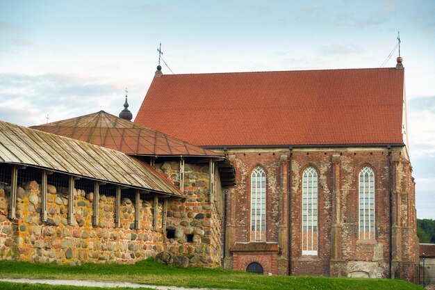 Castelo de kaunas em estilo gótico no verão ao pôr do sol, lituânia.