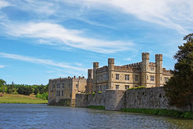 Castelo de leeds em um lago em kent, na inglaterra. o castelo foi construído no século xii como residência do rei. agora está aberto ao público.