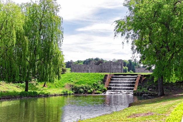 Castelo de Leeds na ilha e o lago Len em Kent do Reino Unido. O castelo foi construído no século XII como residência do rei. Agora está aberto ao público.