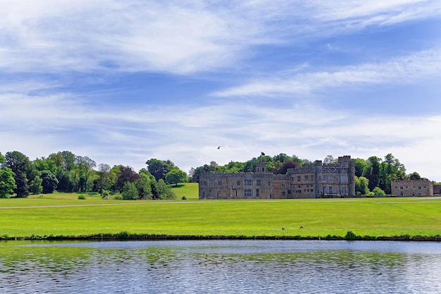 Castelo de Leeds na ilha no lago em Kent, no Reino Unido. O castelo foi construído no século XII como residência do rei. Agora está aberto ao público.