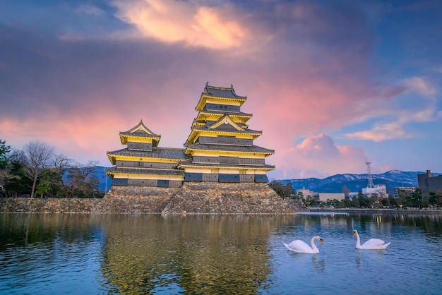 Castelo de Matsumoto com seu reflexo na Prefeitura de Matsumoto Nagano Japão