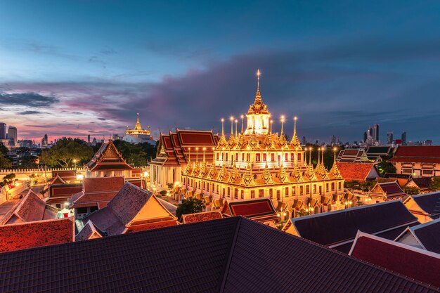 Castelo de metal dourado iluminado Wat Ratchanatdaram Woravihara Loha Prasat templo de manhã em Bangkok