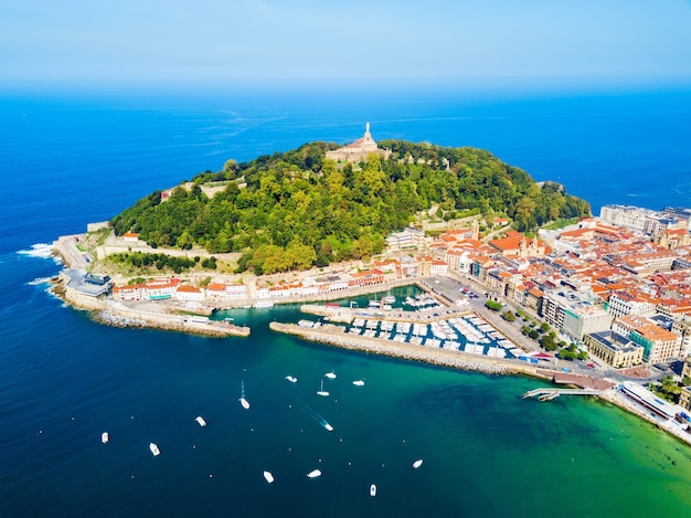 Castelo de mota ou castillo de la mota ou motako gaztelua na montanha monte urgull em san sebastian ou na cidade de donostia na espanha