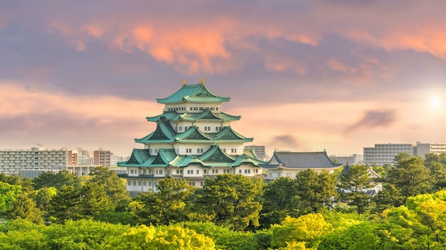 Castelo de Nagoya e horizonte da cidade no Japão ao pôr do sol