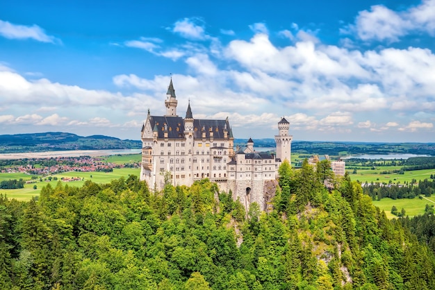 Castelo de Neuschwanstein mundialmente famoso, sudoeste da Baviera, Alemanha no verão