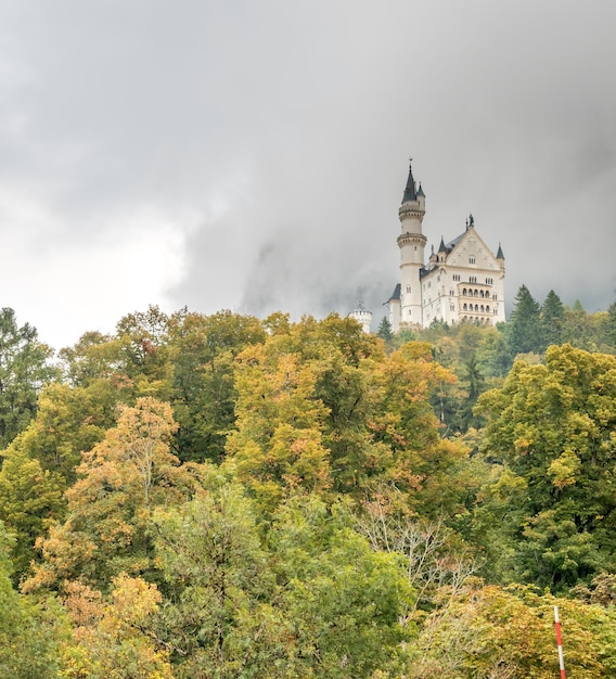 Castelo de neuschwanstein sob céu nublado