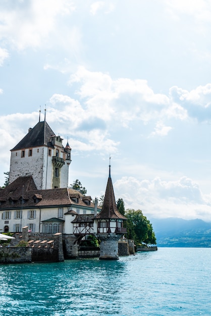 Castelo de Oberhofen com fundo Thun Lake na Suíça