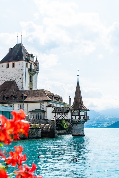 Castelo de Oberhofen com lago Thun na Suíça