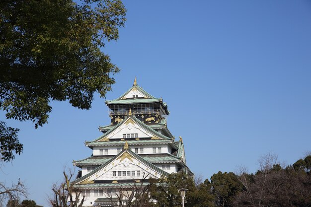 Castelo de osaka com céu azul, castelo japonês