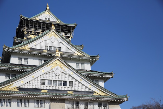 Castelo de Osaka com céu azul, castelo japonês