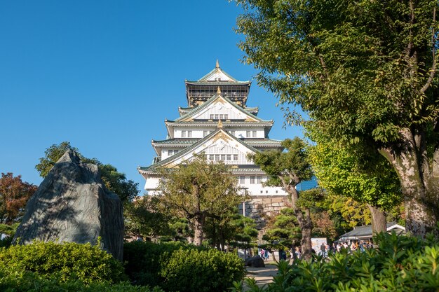 Castelo de Osaka em Osaka com folhas de outono. Conceito de viagens do Japão