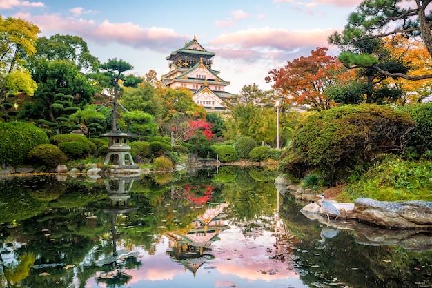 Castelo de osaka em osaka, outono no japão