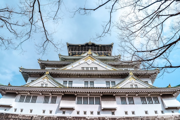 Castelo de Osaka, no Japão com fundo desfocado