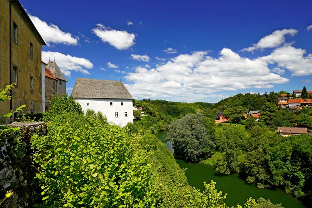 Castelo de Ozalj no verão