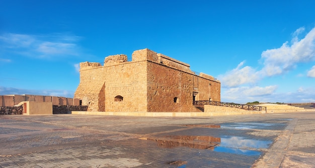 Castelo de Pafos Harbour na cidade de Pathos, Chipre, imagem panorâmica