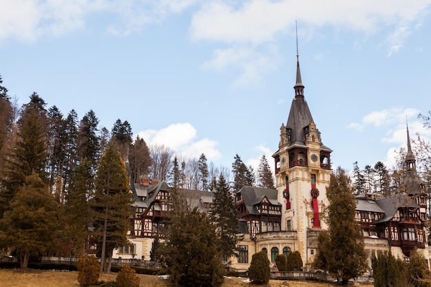 Castelo de peles de sinaia, romênia. castelo medieval