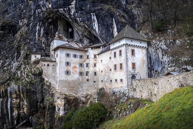 Castelo de predjama na eslovênia