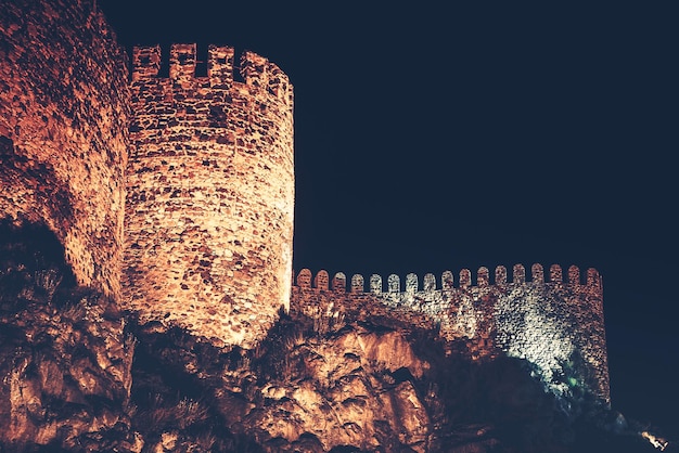 Castelo de Rabati à noite em akhaltsikhe georgia grande complexo de castelo medieval