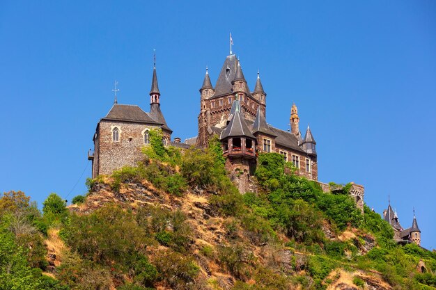 Castelo de Reichsburg ensolarado em Cochem bela cidade no romântico rio Mosela Alemanha