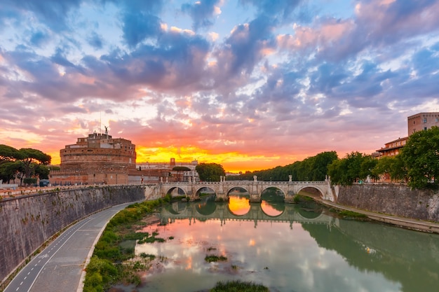 Castelo de Saint Angel e ponte com reflexo de espelho no Rio Tibre durante a linda madrugada em Roma, Itália.
