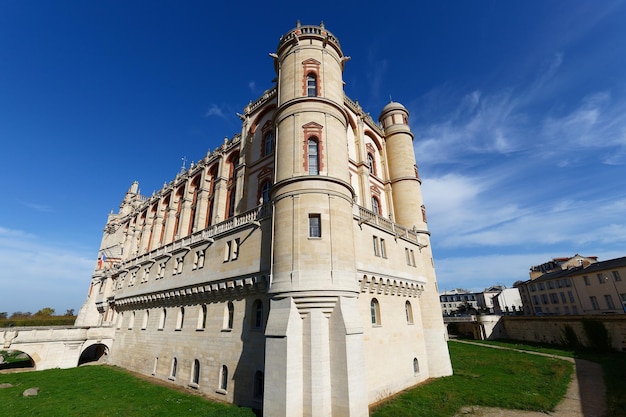 Castelo de SaintGermainenLaye localizado a cerca de 13 milhas a oeste de Paris Foi fortificado Huntlodge SaintGermainenLaye