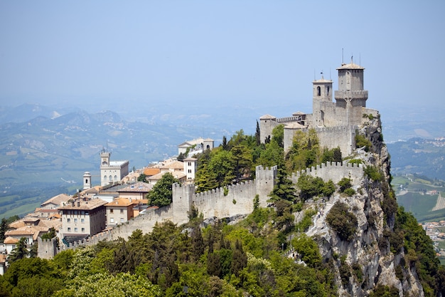 Foto castelo de san marino na colina