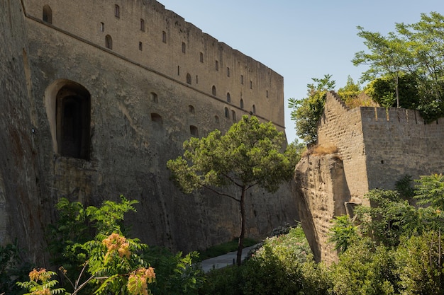 Castelo de Sant'Elmo é uma fortaleza medieval localizada no Monte Vomero adjacente ao Certosa di San Martino Nápoles Itália