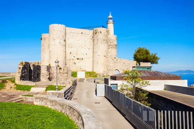 Castelo de santa ana ou castillo de santa ana e farol em castro urdiales, pequena cidade na região de cantábria no norte da espanha