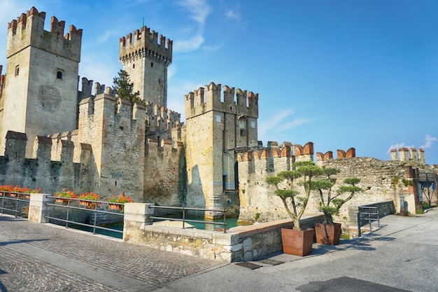 Foto castelo de scaligero em sirmione, itália