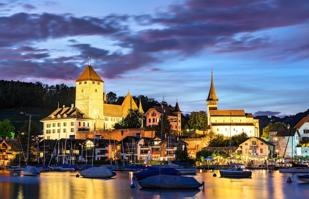 Castelo de Spiez no lago Thun, no cantão de Berna, Suíça