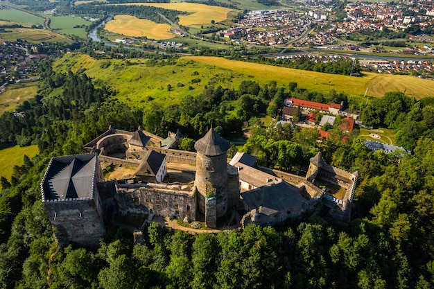 Castelo de Stara Lubovna na Eslováquia vista de drone aéreo no verão