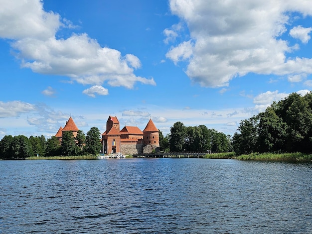 Foto castelo de trakai na ilha do lago galve, na lituânia