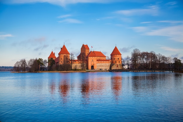 Castelo de Trakai no outono profundo, Vilnius, Lituânia