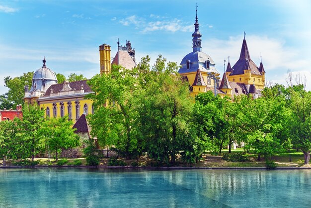 Castelo de vajdahunyad (hungarian-vajdahunyad vara) com reflexo do lago. budapeste, hungria.