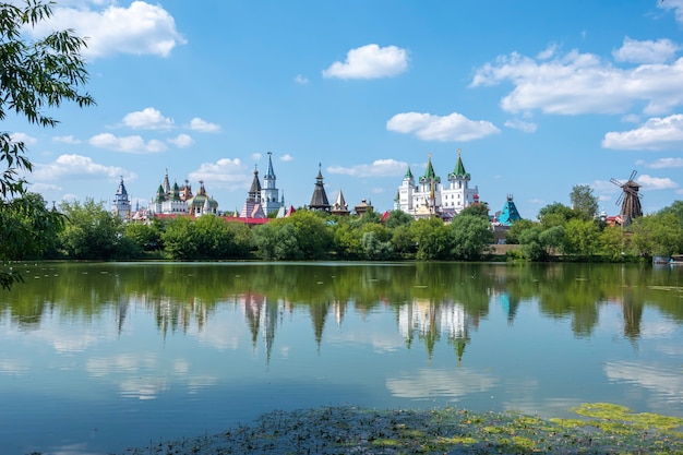 Castelo do Kremlin em Izmailovo e seu reflexo no lago Serebryano-Vinogradny em Moscou, Rússia