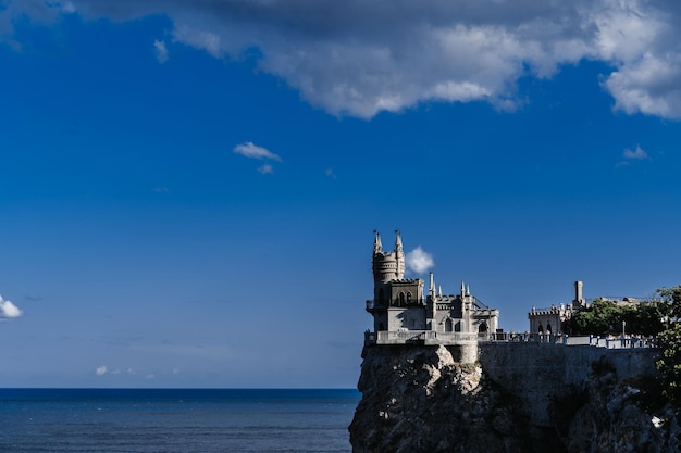 Castelo do ninho da andorinha na Crimeia em uma rocha em um dia ensolarado de verão