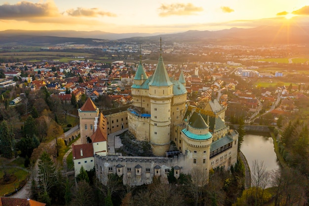 Castelo e cidade de Bojnice na Eslováquia da vista aérea ao nascer do sol.