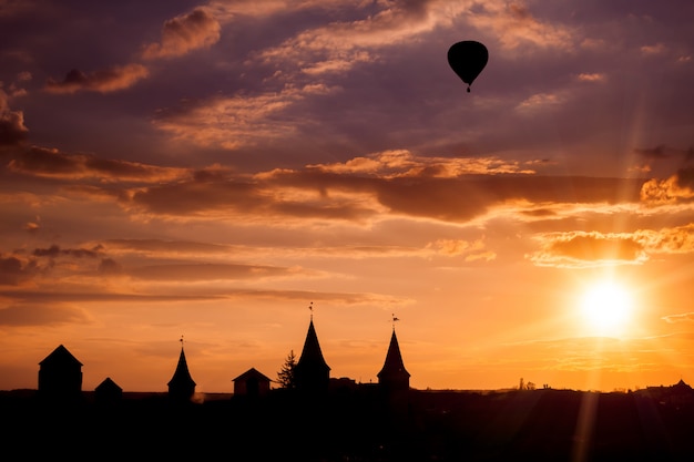 Castelo em kamianets podilskyi e balão de ar.