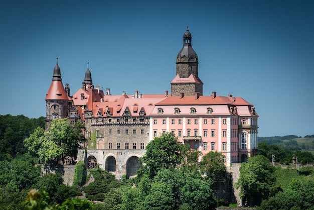 Castelo em uma colina entre montanhas e florestas Ksiaz Castle Wabrzych Polônia arquitetura