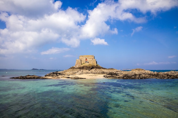 Castelo fortificado Fort du Petit Be praia e mar Cidade de SaintMalo Bretanha França