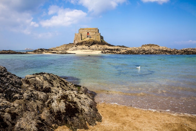 Castelo fortificado Fort du Petit Be praia e mar Cidade de SaintMalo Bretanha França
