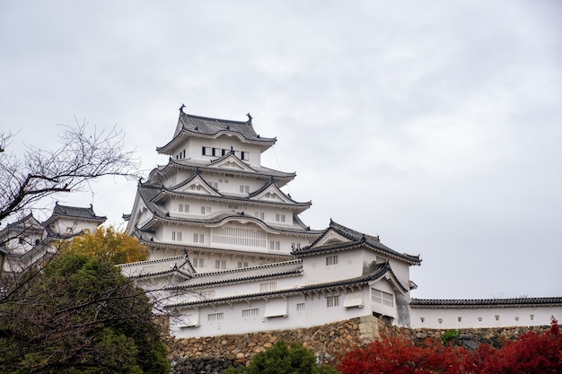 Castelo Himeji com céu azul no outono