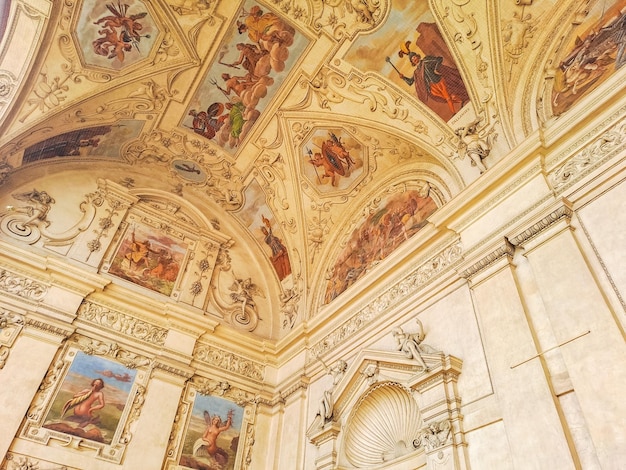 Castelo histórico checo com belas pinturas históricas arquitetura impressionante