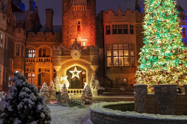 Castelo histórico de iluminação de noite de inverno Casa Loma na cidade de Toronto Ontário Canadá