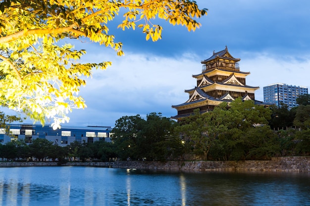 Castelo japonês de Hiroshima à noite