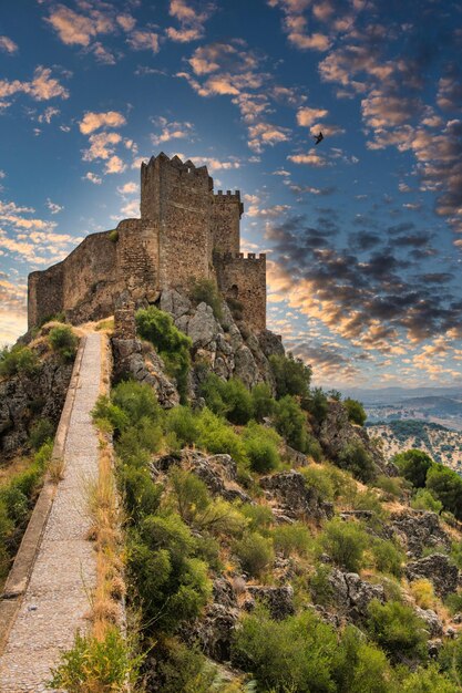 Castelo medieval com um céu dramático, localizado em Alburquerque, Extremadura, Espanha.